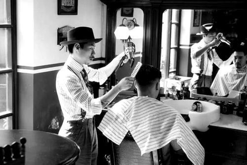 没见过世面的溥仪，第一次理发就被难住：嗡嗡