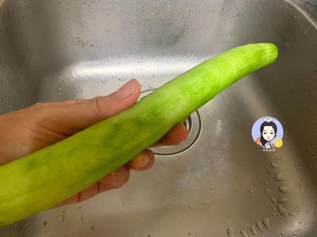 天热，这汤我家三天两头准煮一锅，鲜味十足又营养，10分钟就上桌