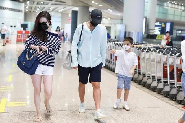 杜江一手牵老婆一手牵儿子堪称人生赢家，嗯哼一路放飞自我超搞笑