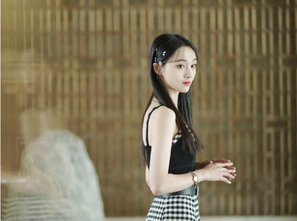 郑爽不愧是国民初恋，就算彩绳编发穿村姑装，