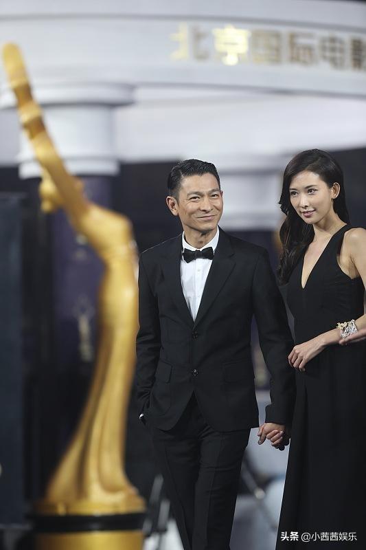 刘德华与谁合影都微笑，但是在她面前，却连“天王形象”都不顾了