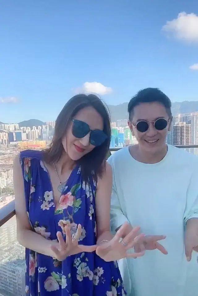 陈浩民夫妇热舞如俩假人，男方手放错位置猛推