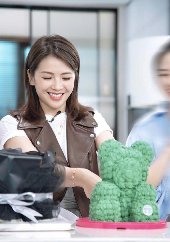 刘涛现在真是“直播一姐”？与多位明星同框，依旧很有总裁范