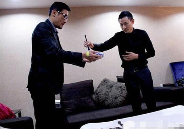 让梁家辉甘愿当书童，让成龙羡慕到眼红，他的一个字竟拍价几十万