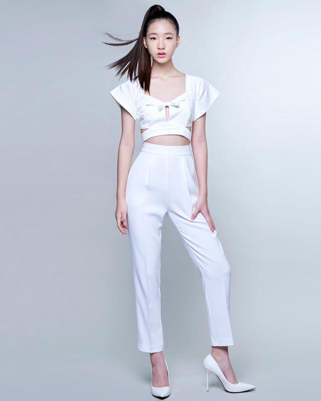 小s三个女儿一起拍广告同框比美，个个高冷自信，镜头感十足