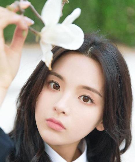 “火箭少女”解散，杨超越一哭爆红全国，母校