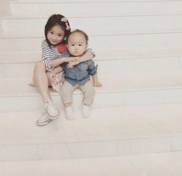 李小鹏和儿女劈叉，纪念北京奥运十二周年，八岁奥莉腿长已超爸爸