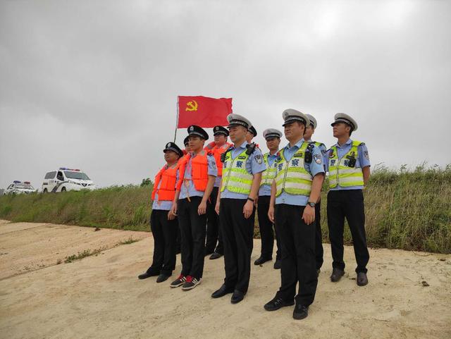 安徽望江交警全力以赴保障防汛抢险道路畅通