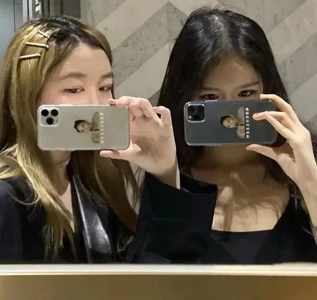 Baby带“菜刀”现身机场？提裙子时将“菜刀”别