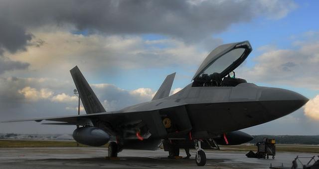 一声巨响1.5亿美元打水漂，最先进五代战机坠毁，数量越来越少