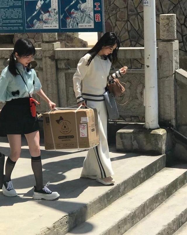 赵丽颖加入《中餐厅》，看完宿舍后，和颖宝的