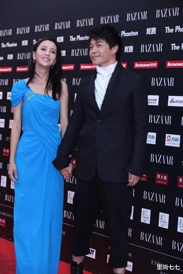 佟丽娅挽手老公现身，陈思诚大步前行不体贴，