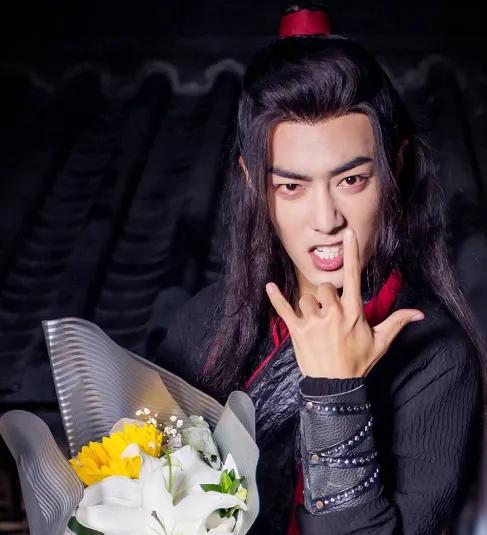 肖战4部戏的杀青照，看清他脸上的变化，整没整容不要太明显