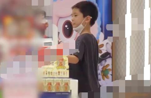 嗯哼兄妹一起买玩具，回头照顾妹妹很贴心，清爽板寸帅气十足