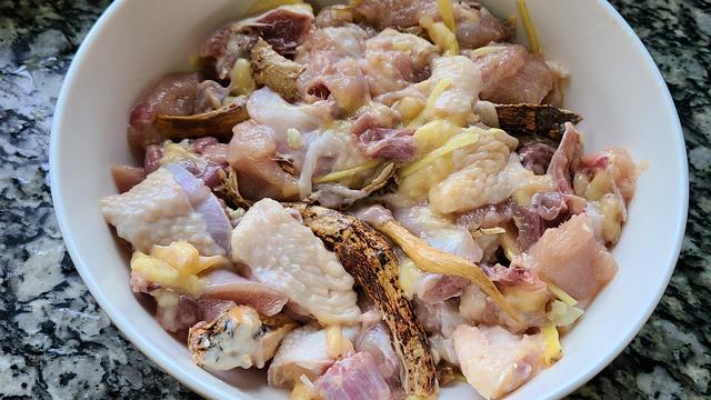 五指毛桃蒸鸡的做法，香气四溢又好吃，我家很喜欢的一道家常菜