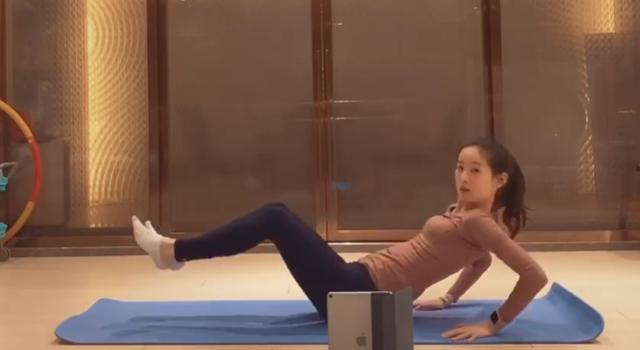章泽天懒理离婚传闻抽陀螺解压，坦言生活不易透露当前真实感受