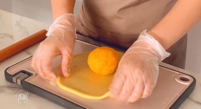 别直接吃咸蛋黄了，教你用咸蛋黄来做饼干，香浓酥脆，越吃越香