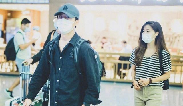 亮相|黄轩带女友亮相机场 两人都是一样的朴素和低调风格很搭