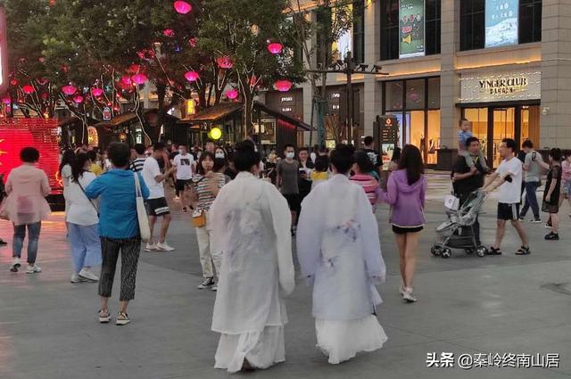 西安第一网红景区，傍晚就已游客爆满，美女和汉服小姐姐好多啊