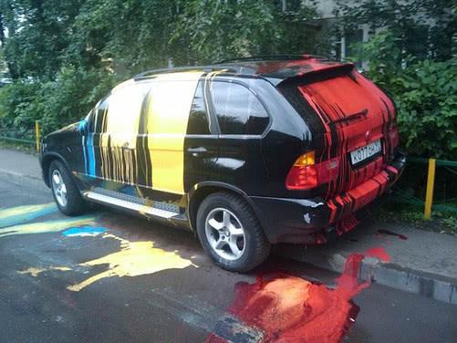 私人车位被霸占没地停车，业主不喷漆不放气，一招让车主惭愧不已