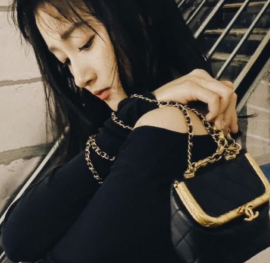 关晓彤仗着腿长就任性，晒照故意不P图，看清身材，鹿晗真有福气