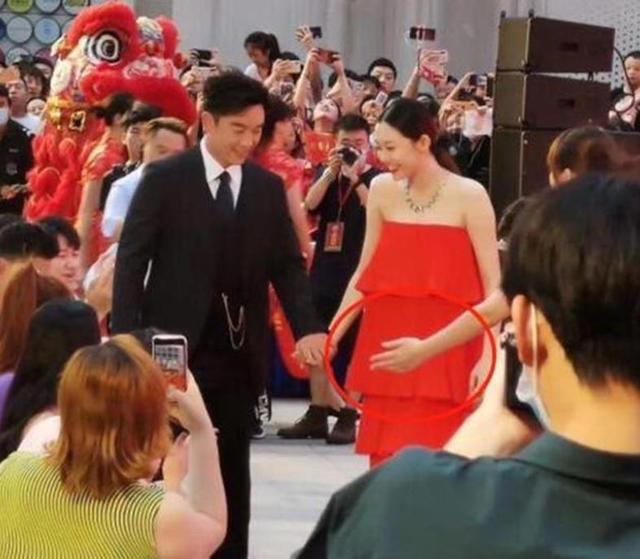苗苗穿“恨天高”亮相，郑恺的动作却爆出实情，看来孕肚不小了