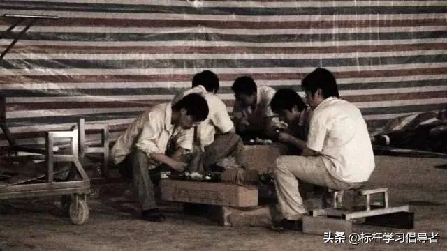 从父母双亡的“哑巴儿”，到千亿商国的掌门人