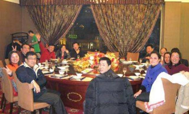 同学聚会上，同学个个都拿豪车钥匙谈百万生意