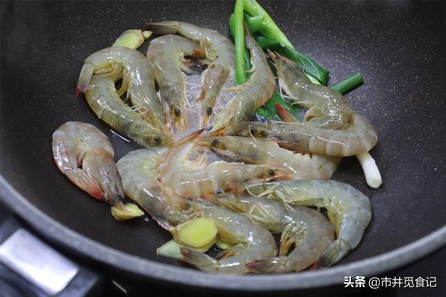 鲜虾，用水煮鲜味就跑了！海边渔民教你一招，虾肉不柴，鲜香软滑