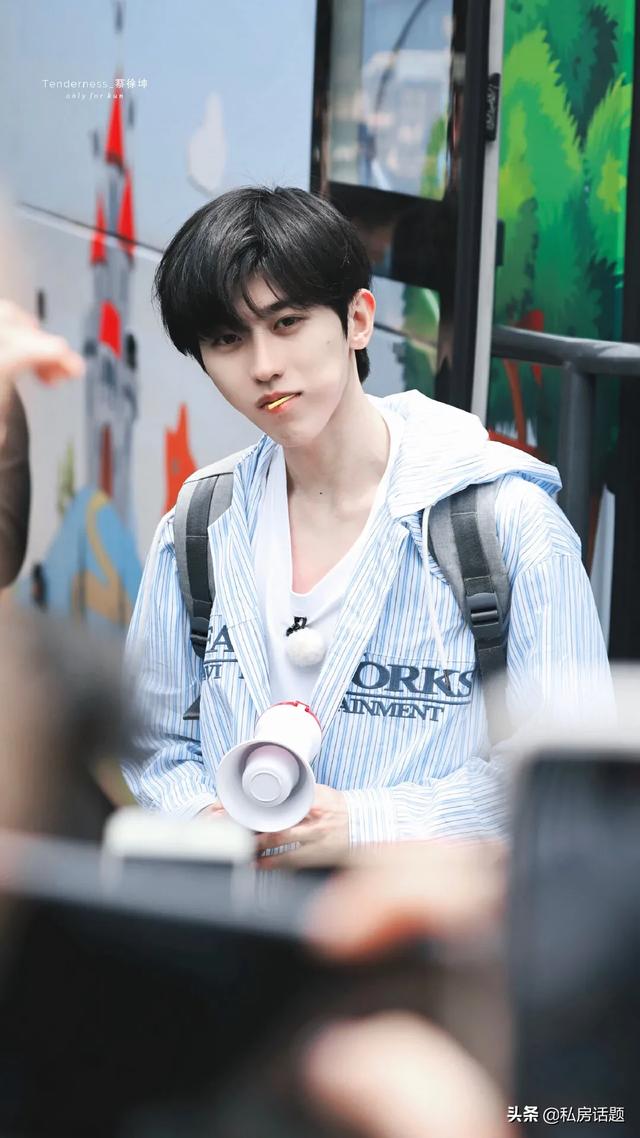 蔡徐坤被沙溢糊弄嗦喽嗦喽链条，这姿势太撩人