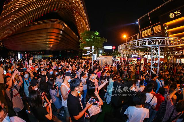 摆地摊！上海的烟火气又回来啦！外滩的这个夜市人人人实在火爆