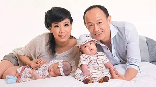 他57岁时娶自己学生，60岁时老来得子，娇妻平日