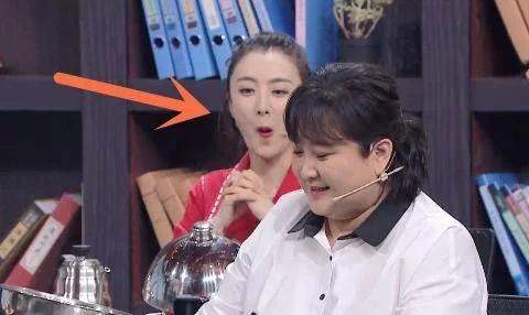 贾玲被安排吃炸鸡，关晓彤羡慕到“噘嘴”，谁