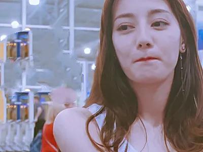 迪丽热巴在机场被怼脸拍，皮肤细腻卧蚕明显，