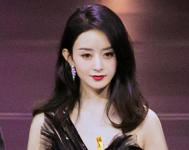 赵丽颖生图美出新高，我却只关注她包上的创可