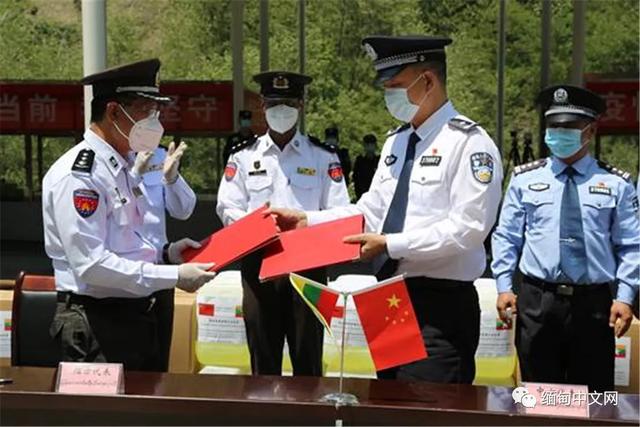 云南出入境边防检查总站向缅甸移民管理部门援