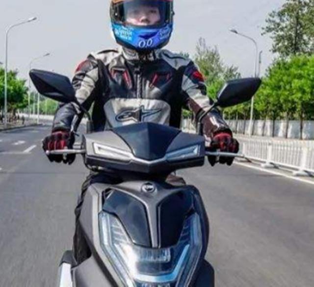 三阳的“运动健将”！标配ABS，油耗2.7升，150c