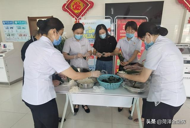 巨野农商银行开展端午节包粽子活动