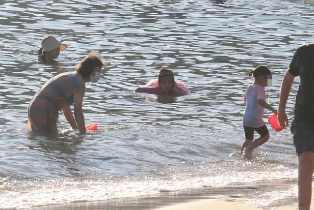 霍家三代罕同框，霍启刚携子女海边游玩，74岁霍震霆肌肉健美抢镜
