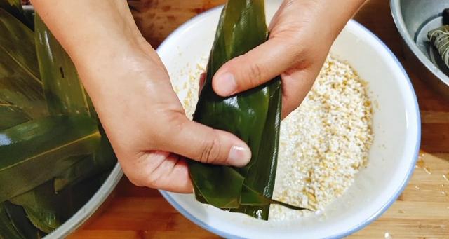 教你最简单的粽子包法，快速不漏米，造型美观香甜软糯送人有面子