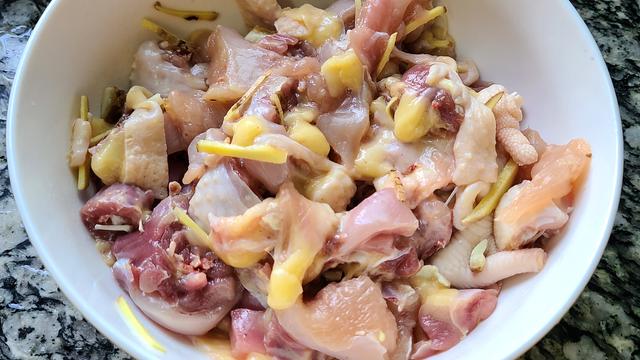 五指毛桃蒸鸡的做法，香气四溢又好吃，我家很喜欢的一道家常菜