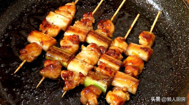 不用油炸不用烤，这是日式鸡肉串的做法，配上大葱一起吃，太香了