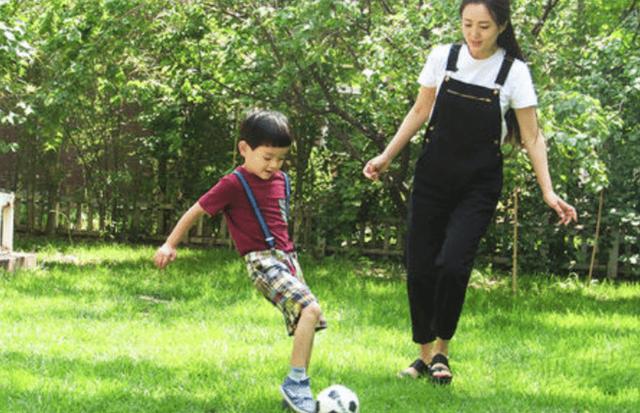 17岁红遍全国，意外怀孕找不到孩子父亲，儿子长大长相引非议