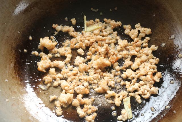 伏天别炒菜了，学会这个懒人焖饭，有菜有肉有饭，太适合懒人了