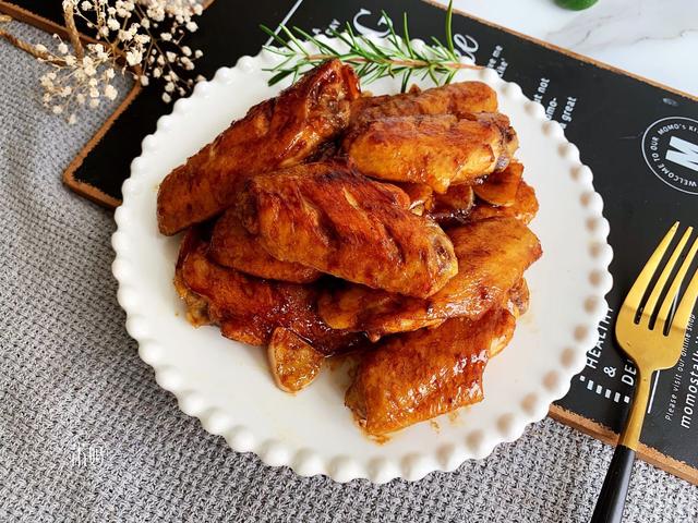 鸡翅这样煮不用一滴油，表皮酥香，肉质鲜嫩，比可乐鸡翅好吃多了