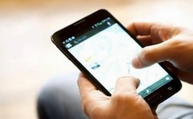 准公婆请我爸妈吃饭，爸老踢我，我假装捡筷子，一看我愣住了