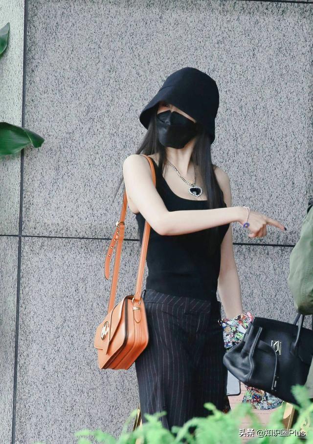 杨幂海洋之心项链搭配渔夫帽+黑色背心，一身