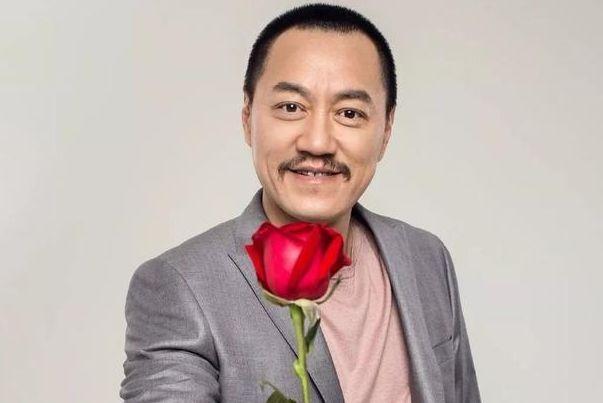 他是黄渤的恩人，娶小16岁“玛丽莲梦露”，如今