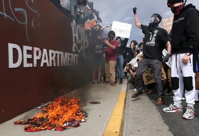 暴徒点燃华盛顿，连穷人区和流浪汉也没放过，