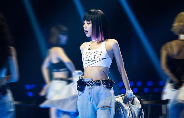 48岁宁静身材真丰满！背心搭丝网勒出身材太性感，比蓝盈莹还美艳